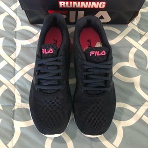 Girls Fila Running Shoes Size 5Y NWT Girls Fila Running Shoes Size 5Y NWT